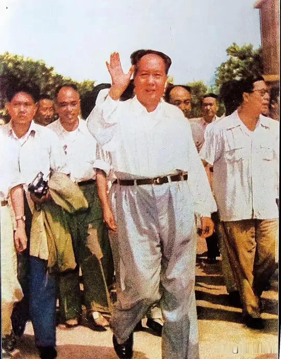 毛主席亲切挥手