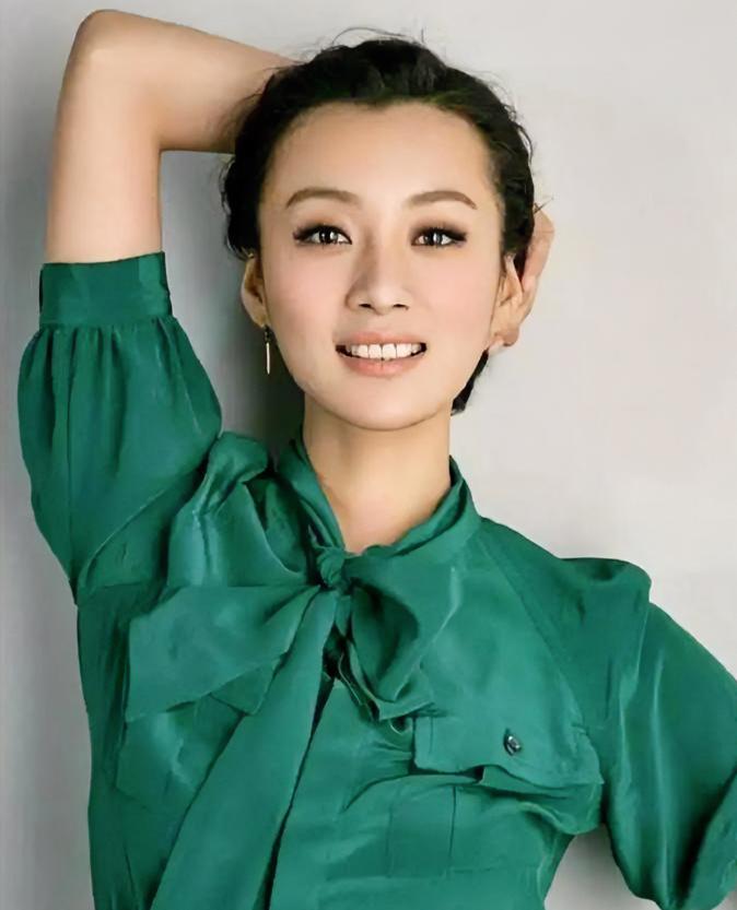 当年及时止损的徐梵溪，反倒躲过了人生劫难。
徐梵溪早年与制片人徐佳宁相恋同居五年