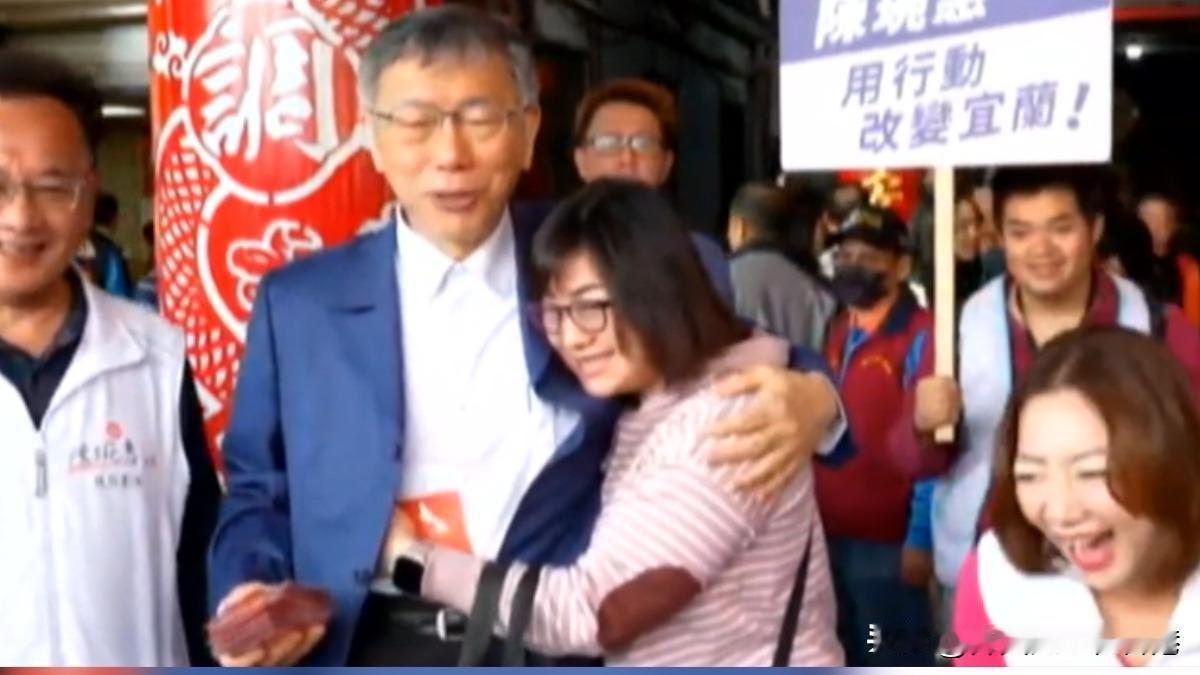 这下回家要面对榴莲了？陈佩琪千万不要看到! 柯文哲宜兰发福袋女纷丝「求抱抱」。