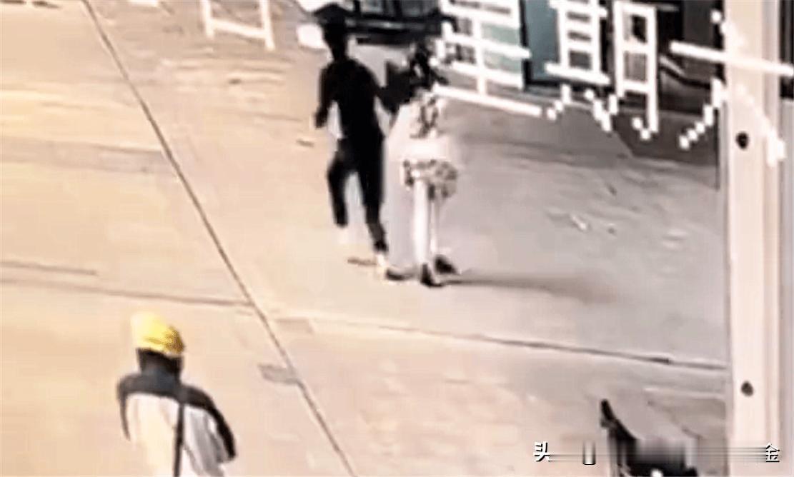 网传一段公共路面监控视频引发热议，视频里一名女子正常在路上行走，身后一名男子突然