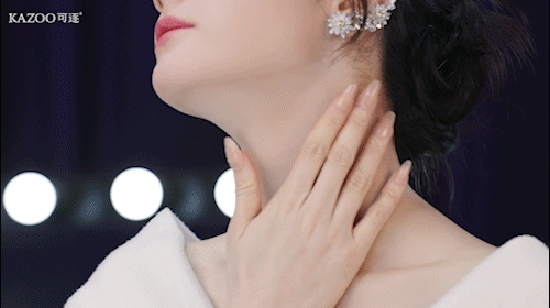 被可逐的代言人官宣海报，直接美到失语🤩热巴手持可逐颈膜的照片，柔和光影精准勾勒