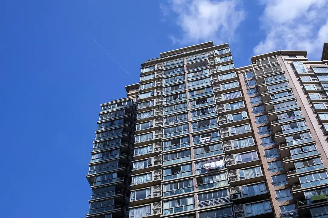 买房这事儿，真是比坐过山车还揪心，没买的人愁，差点买的人更愁！
 
我儿子，八月