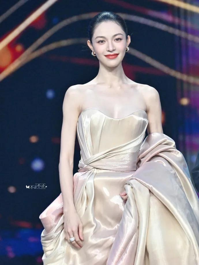 钟楚曦的美，是那种自带流光溢彩的惊艳。无论是光影下的侧颜，还是动态里的身姿，都像