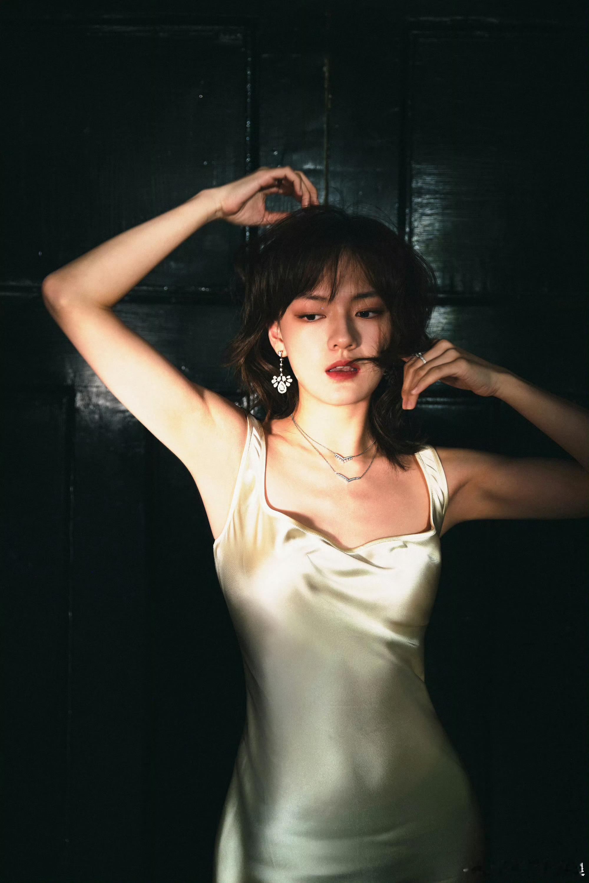 文淇比基尼好辣妹妹真的长大了！比基尼造型又辣又自信，眼神里全是松弛感。这种由内而