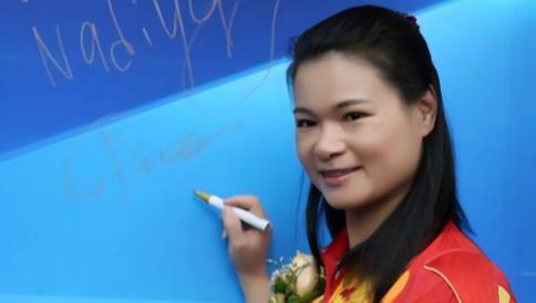 2003年，奥运冠军陈晓敏，退役后却339万卖掉所有金牌，随后一转身，她带着家人