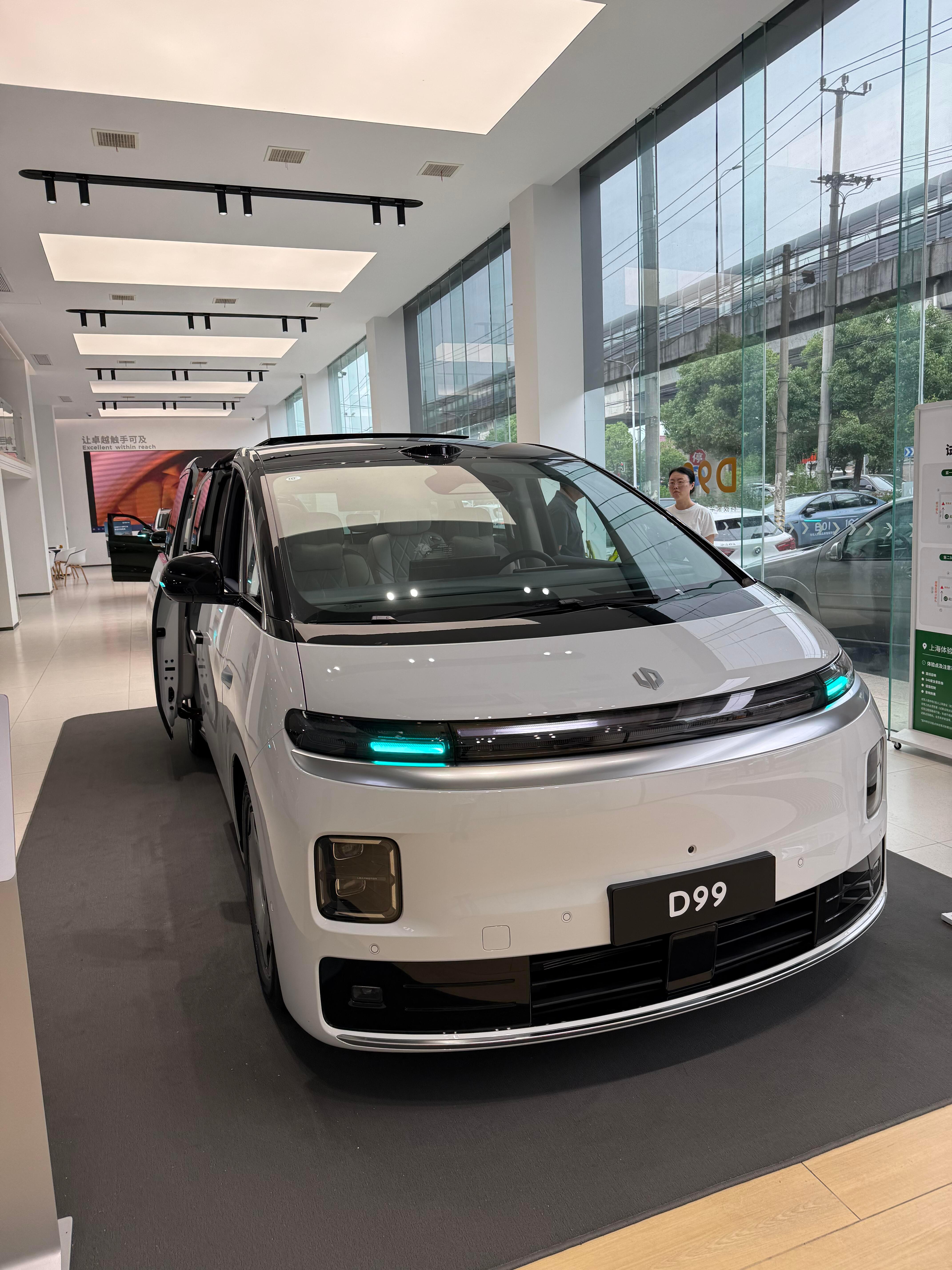 零跑旗舰D平台首款中大型MPV，2+2+3七座布局，增程版CLTC纯电480公里