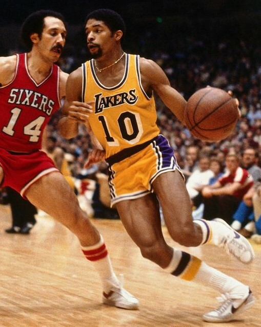 一场一个里程碑詹姆斯在湖人的助攻总数已经排到了队史第五位，超越了迈克尔·库珀，距