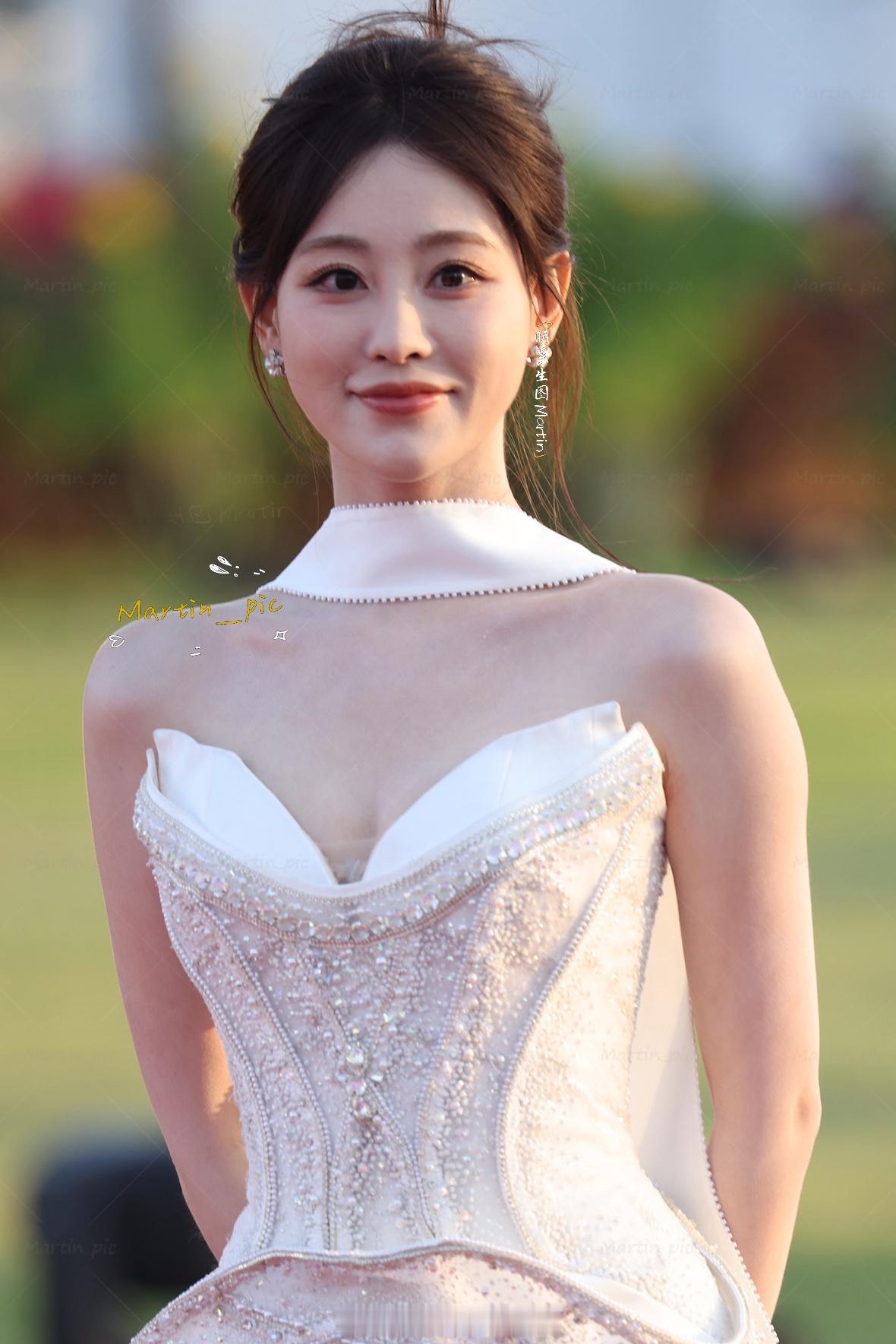 祝绪丹金鸡奖红毯生图哇祝祝这个腰真的太细了哇