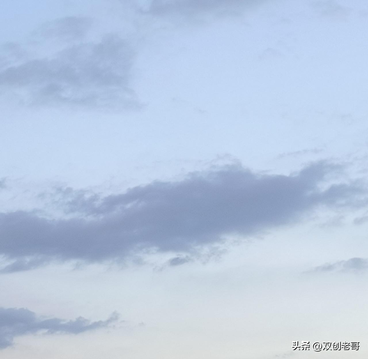 五言绝句·盛夏黄昏观云
东天青黛映，云墨意生新。
丹笔神工妙，黄昏着巧真。
