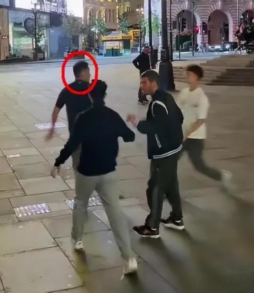 可怕的英国！500万粉丝网红伦敦直播遇袭！手表差点被抢，这口窝囊气咱中国人咽得下