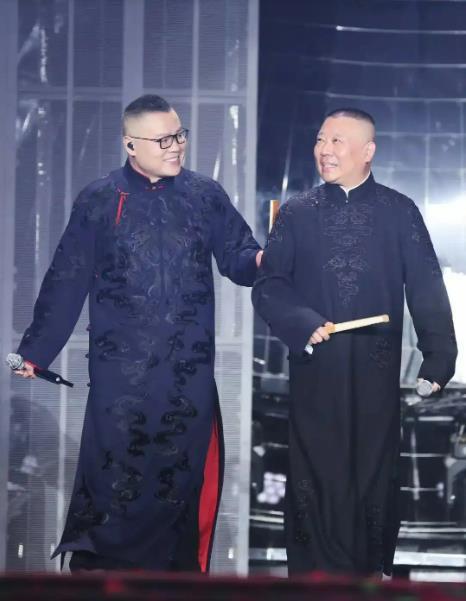 岳云鹏演唱会很成功，几条评论很有意思。

“唱的没意见，买票的没意见，啥也不干的
