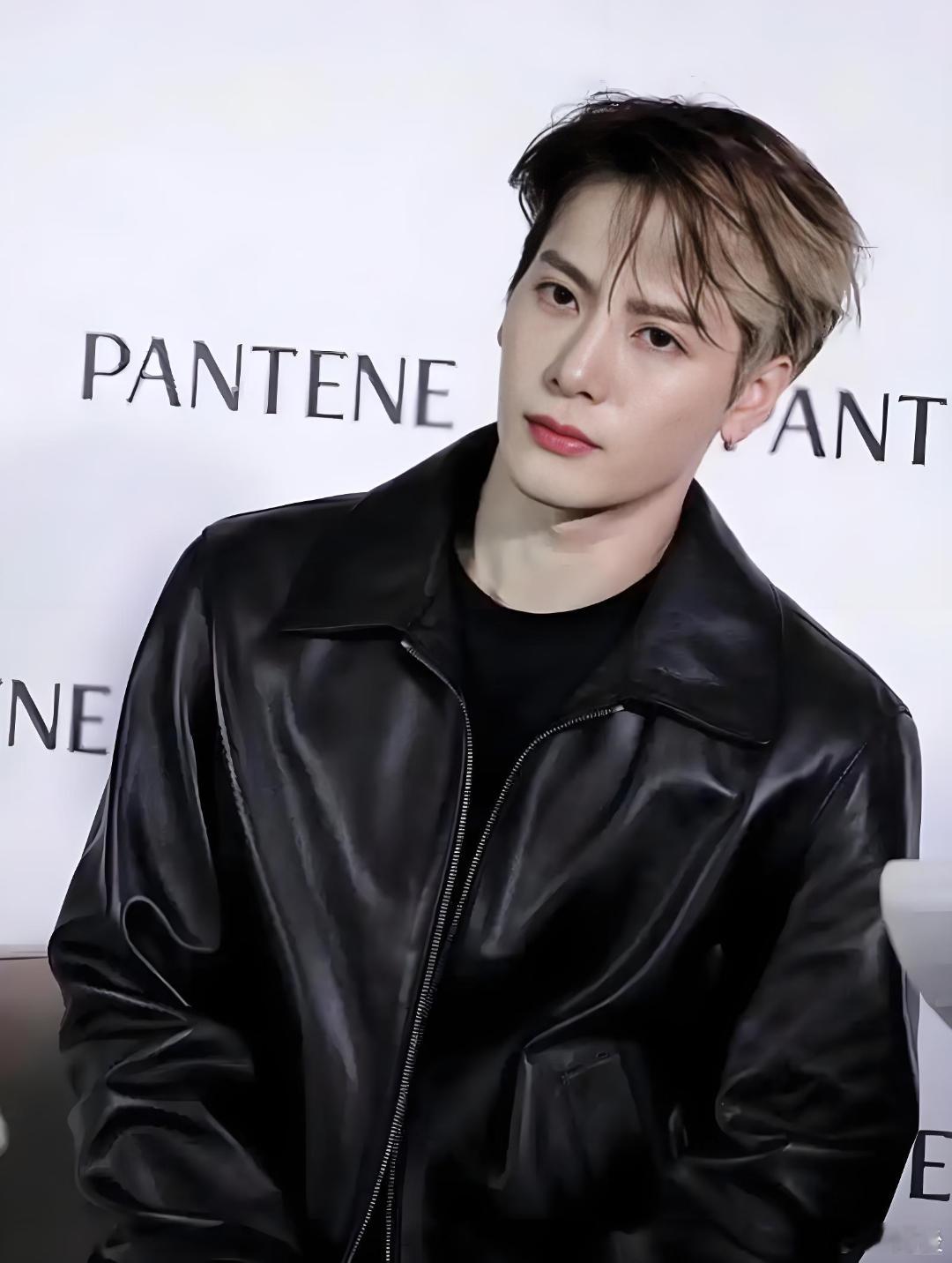 王嘉尔你还是太火了了哈哈哈哈主要这么帅确实不能不火，要不咱们给哥哥留点小隐私吧