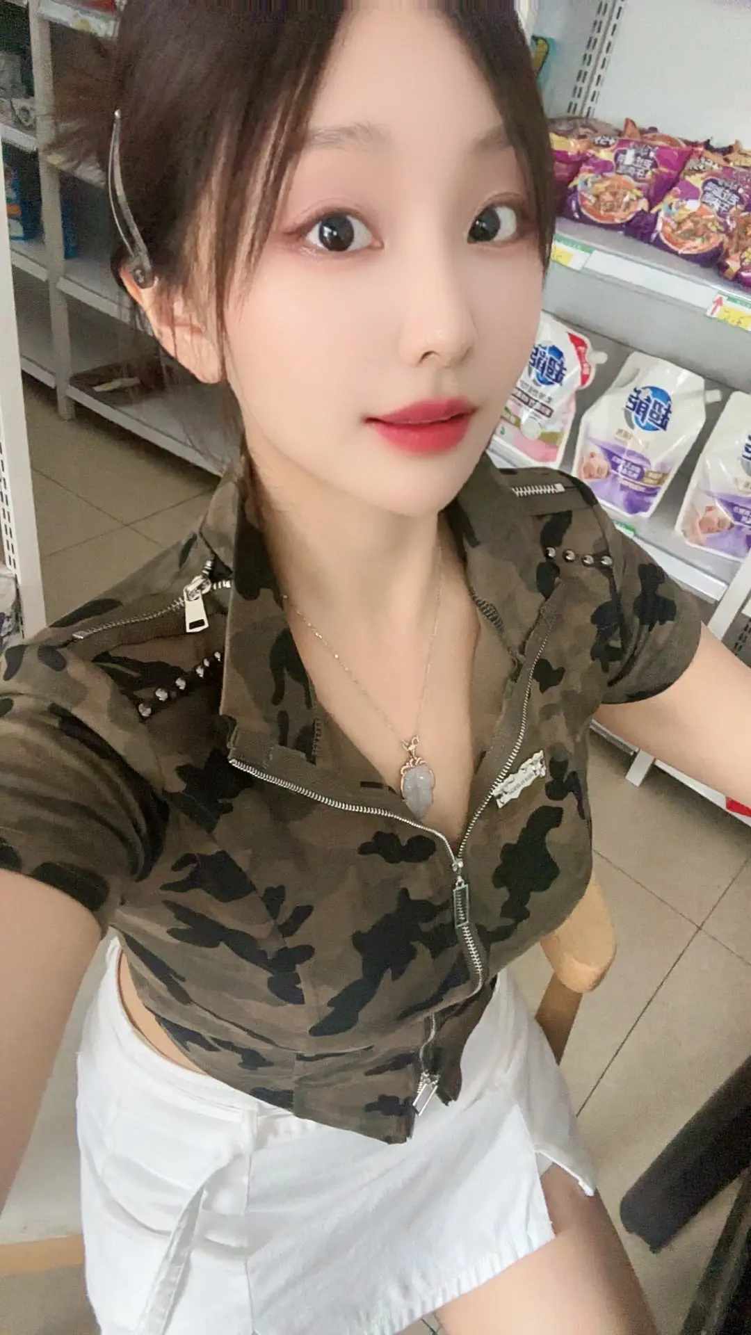 是不是一个人太久了，内心会扭曲？也不知道到底什么是开心，不知道什么是爱...