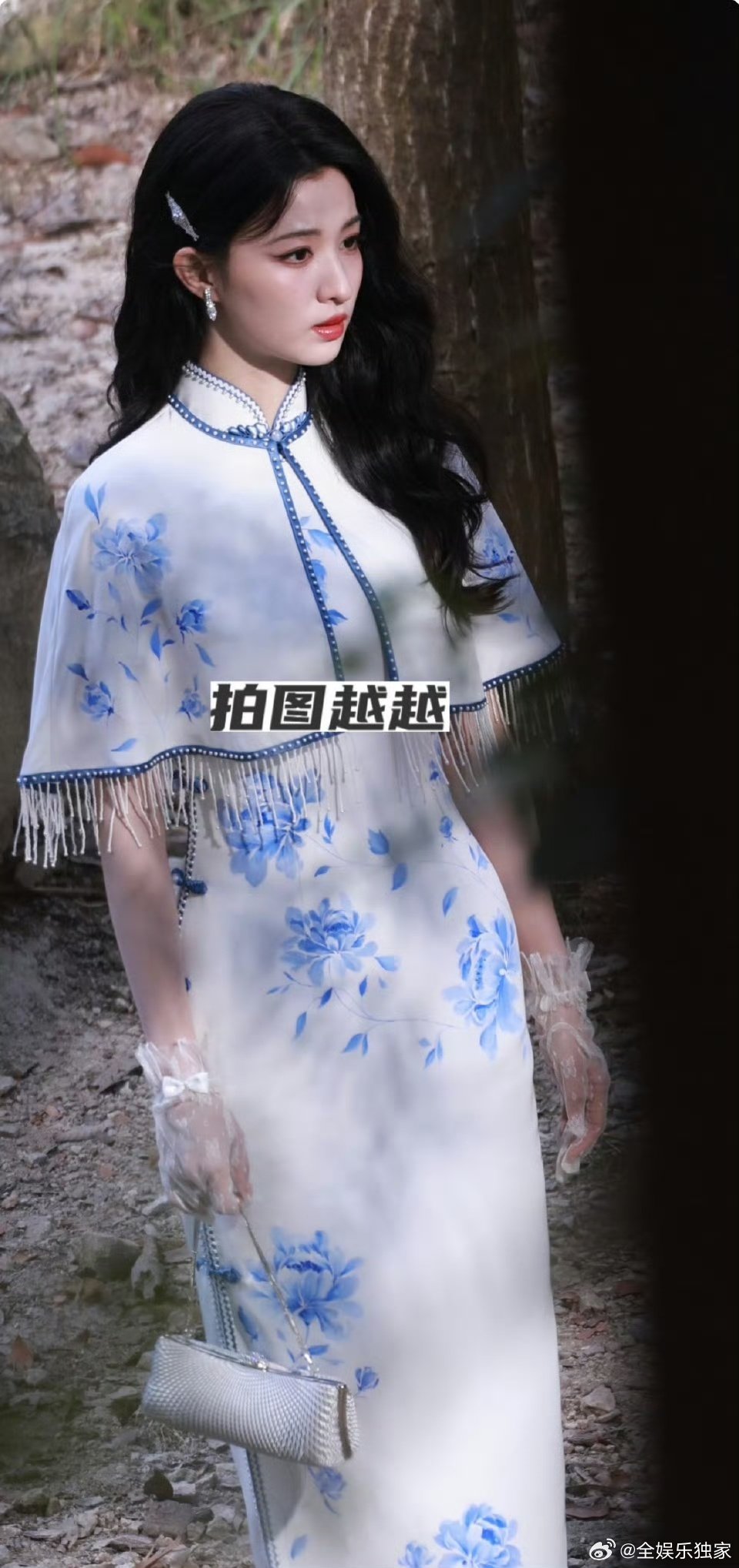 王楚然青花瓷成精了 青花缠枝纹在旗袍上蔓延，王楚然的一颦一笑都带着瓷器的温润光泽