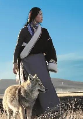 女画家李微漪说，格林的父母，死的非常惨烈，它的爸爸被夹子夹住了腿，它就去咬自己的