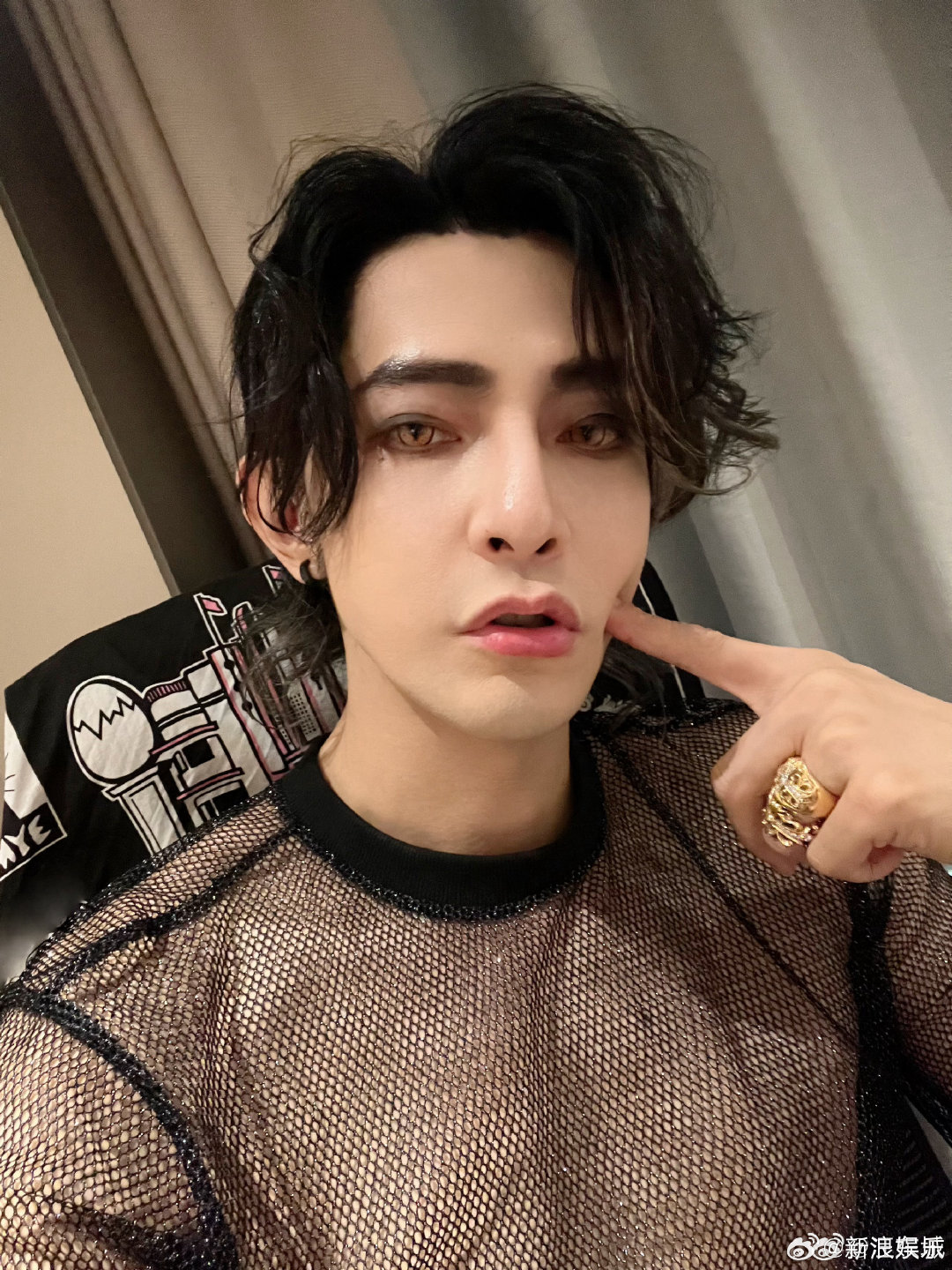 汪东城 哥包直的汪东城 别再把我跟那个联想在一块 10日，在直播回应私生活传闻，