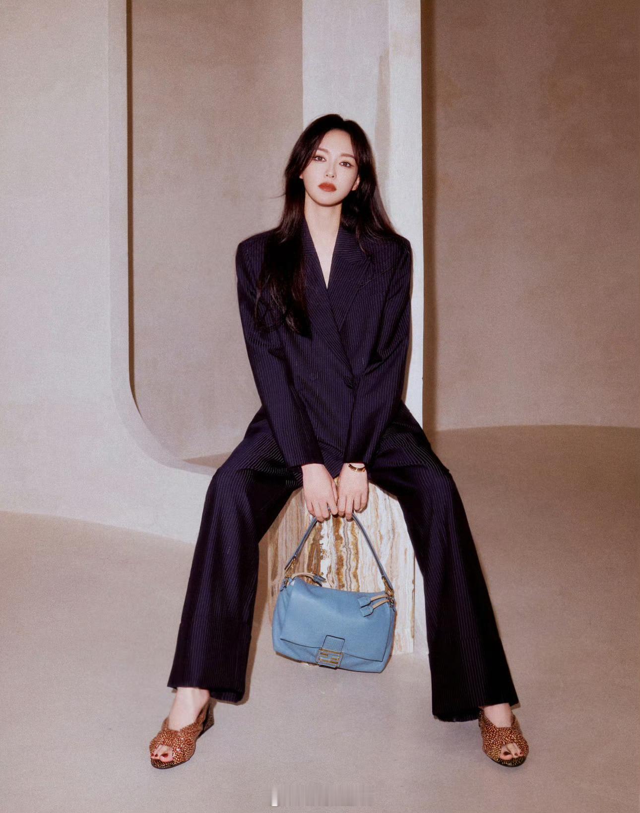 支持唐嫣永远做独立清醒的大女主，永远坚定初心做自己。 ​​​