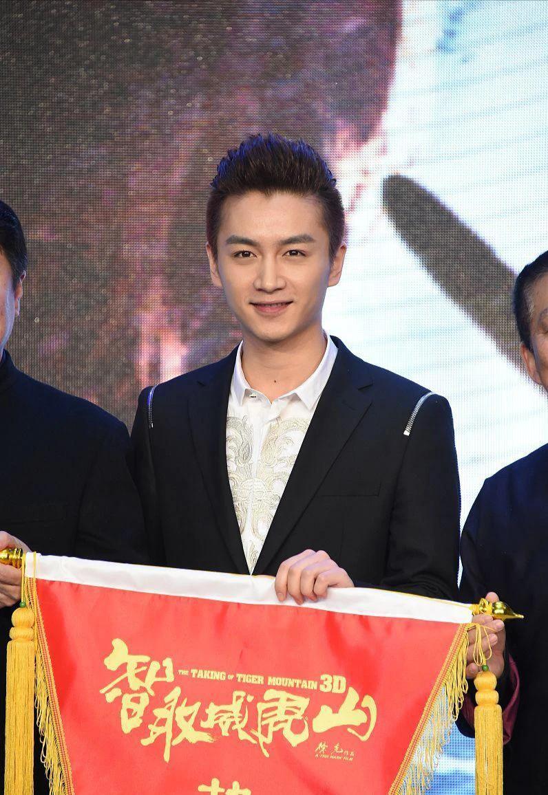 陈晓、林更新和韩庚，单个拿出来都很帅！但是，当他们坐在一起，还是有差距的！单看颜