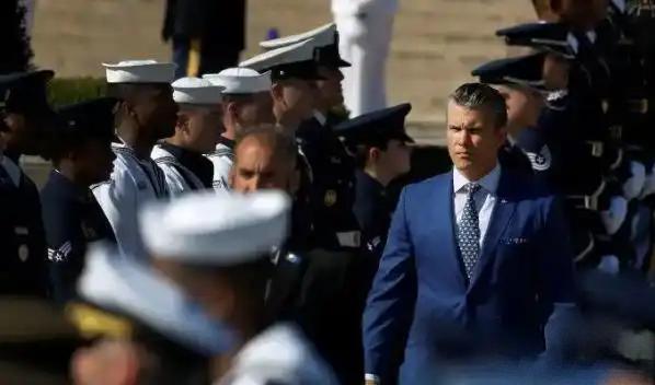 美国国防部长赫格塞思在弗州匡提科海军陆战队基地向他的美国将军们训话称：“当前紧迫