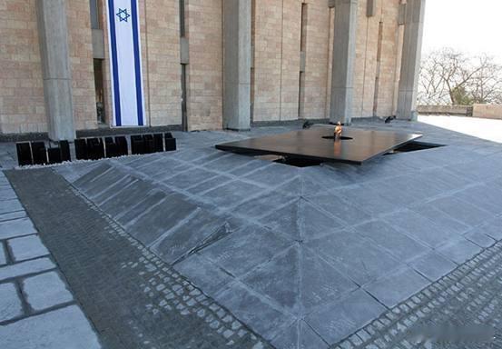 以色列的火焰纪念碑，不仅是对英雄的纪念，更是国家责任和道义的象征。在这片土地上，