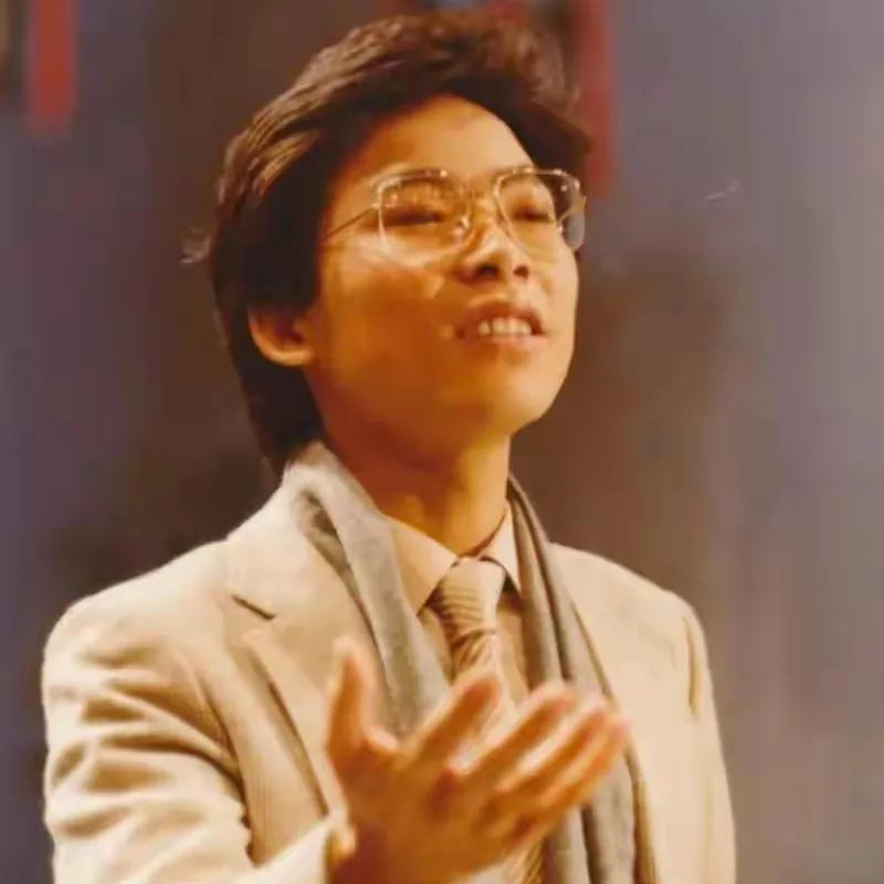 张明敏：从春晚宠儿到爱国传奇
   1984年春晚舞台，香港歌手张明敏登台献唱《