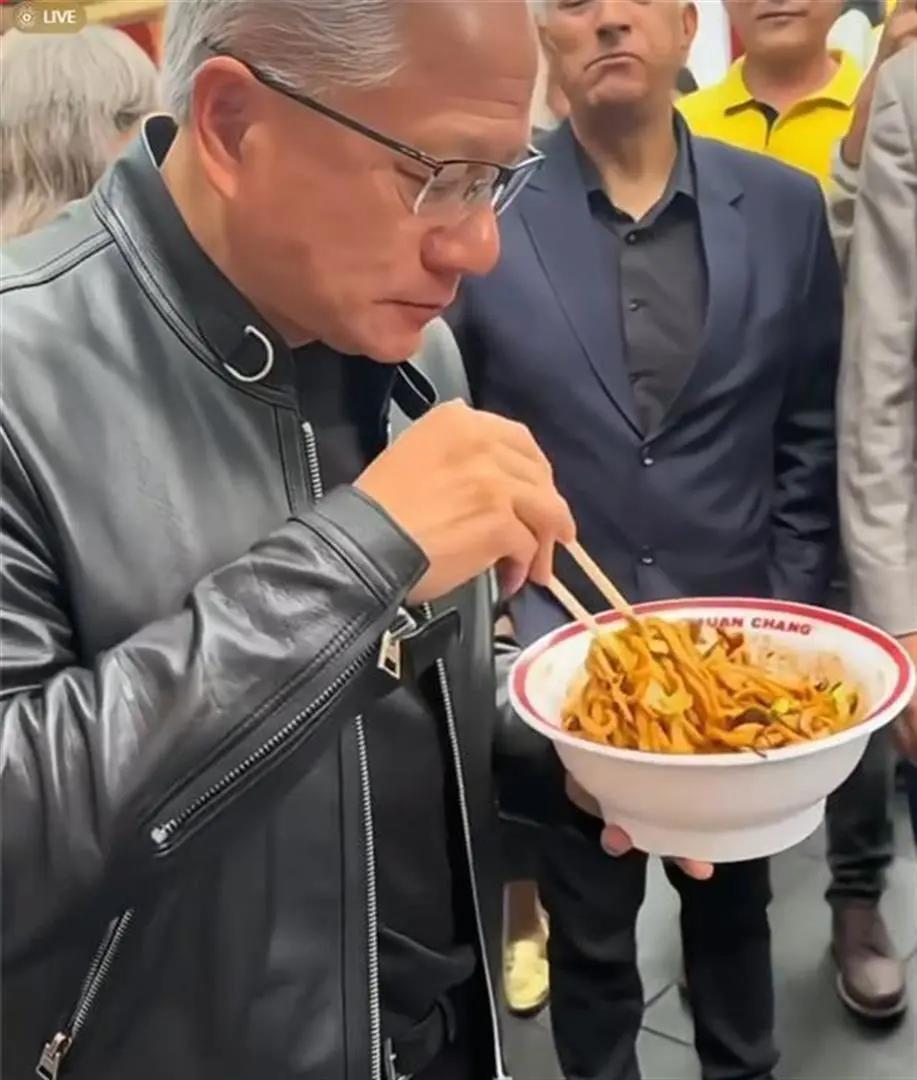 黄仁勋在旧金山路边摊喊穷，旁边坐着韩国总统和三星会长。

旧金山AI峰会期间，韩