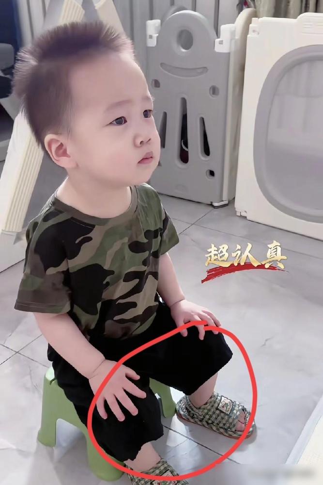 我发现米乐有个大问题，胳膊和腿都特别短，看东西的时候眼神总是呆呆的。

说真的我