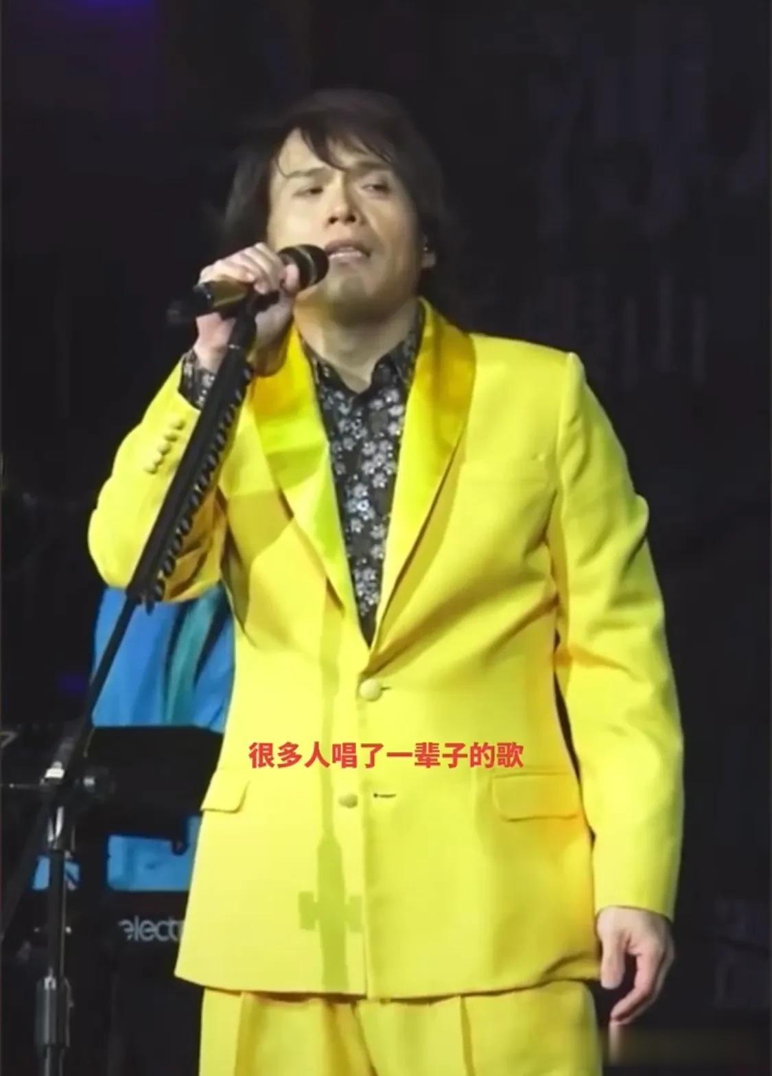 伍佰的演唱会真是除了唱歌什么都做，这又整起了脱口秀，他的演唱会互动是真的多[捂脸