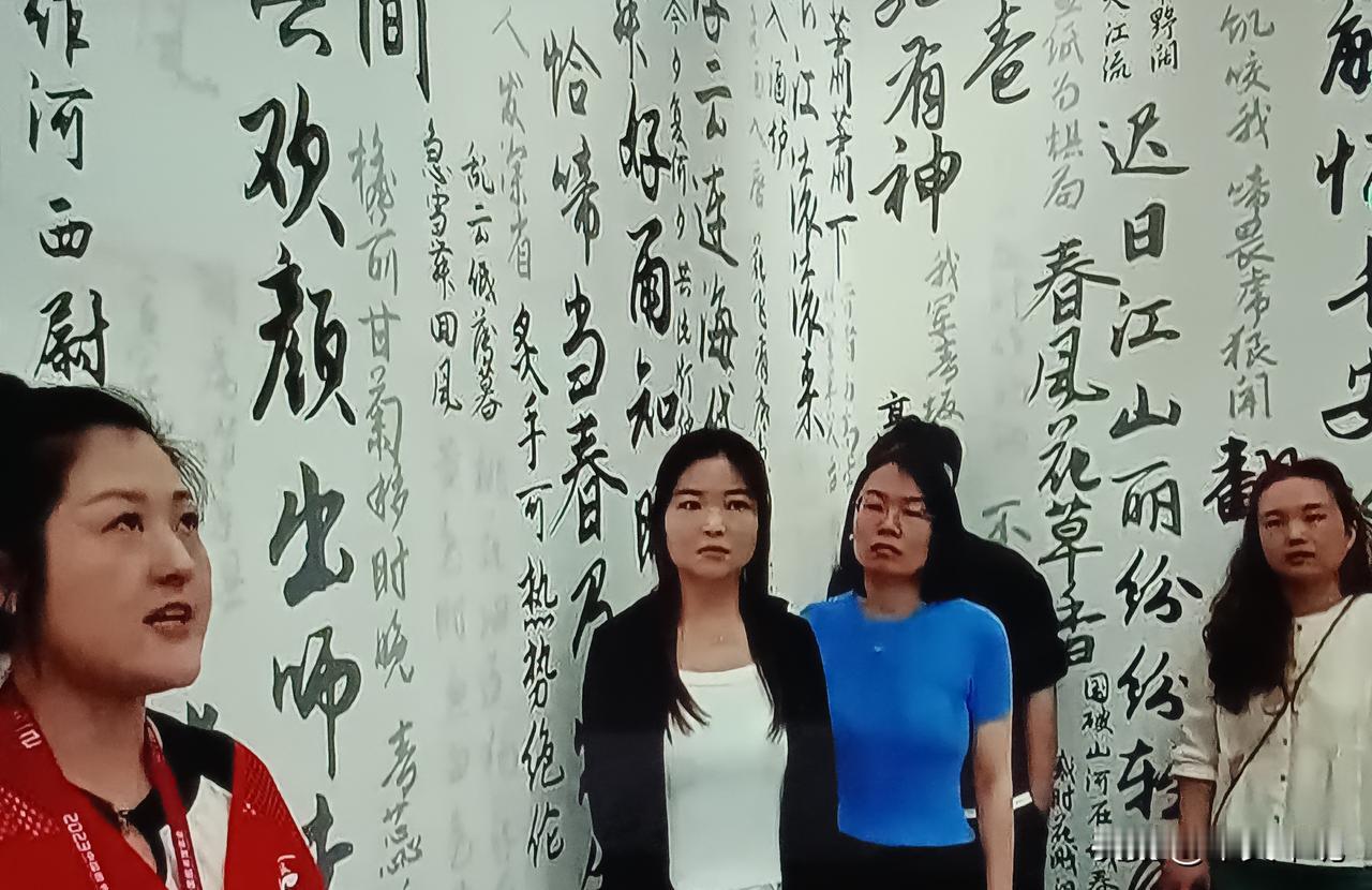 我认为性格重要。外貌会吸引人，一交流性格不合，还会分开。

你说得对。外貌是第一