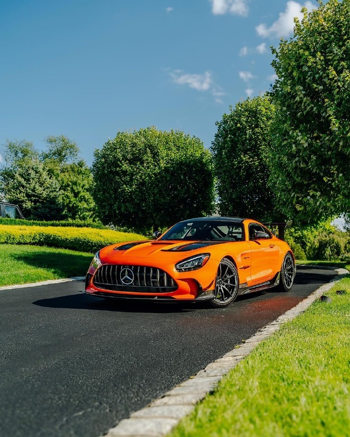 奔驰AMG系列直接封神！科技感拉满的智能配置，搭配骨子里的性能基因，真的让人一眼