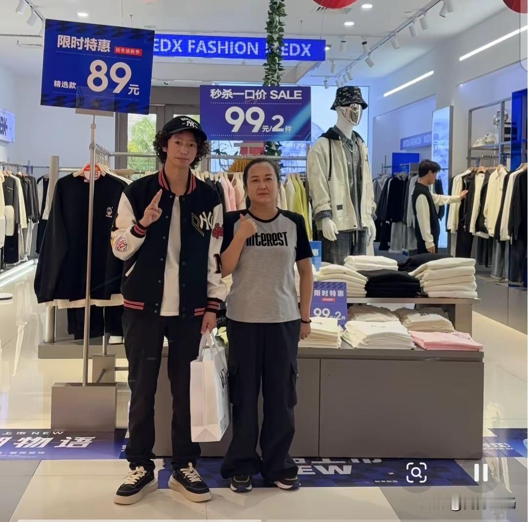 国际巨星庞麦郎逛超市买99块两件T恤，店员求合影他笑呵呵配合，这样接地气的明星真