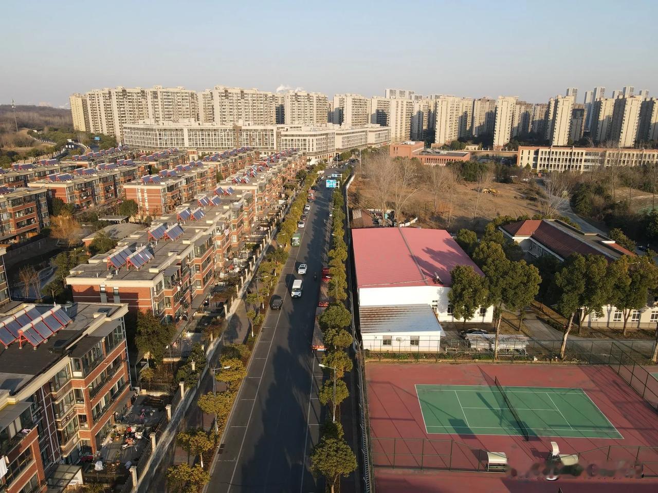 分享一张你随手拍下的街景南京江北新区侨康路。宝哥摄记 航拍