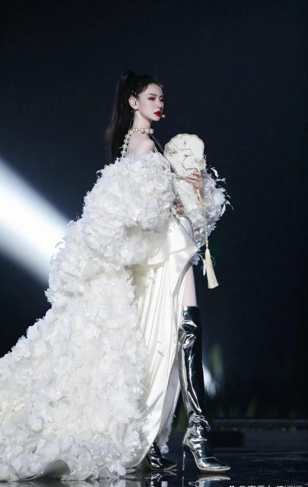 戚薇这个造型太惊艳了，妥妥的“姐就是女王”的即视感，这气场直接2米8，真是高贵又