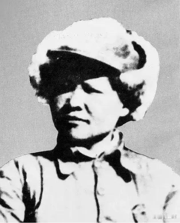 1940年，身负重伤的李林被日军包围，日军军官下令：“抓活的！”李林在击毙了6个