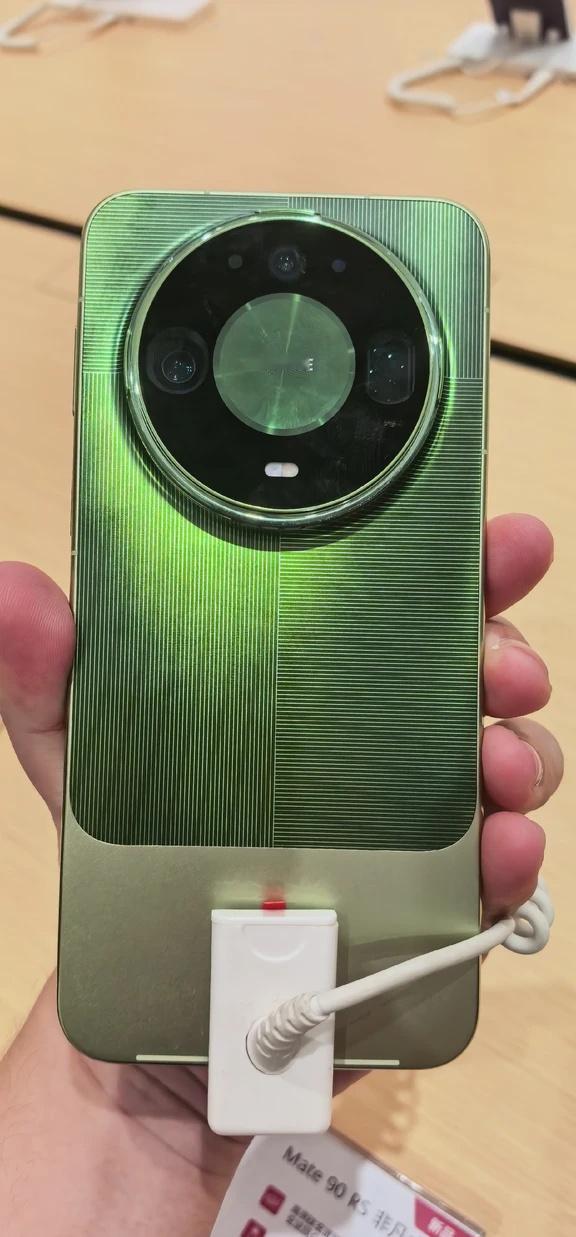 谁懂啊！上手Mate90 Pro MAX典藏版这个青绿，实物比照片还要惊艳✨
整