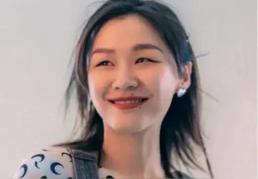 近日，金靖晒出与多位明星的合照P图，却因“独漏”迪丽热巴引发争议！照片中，她与虞