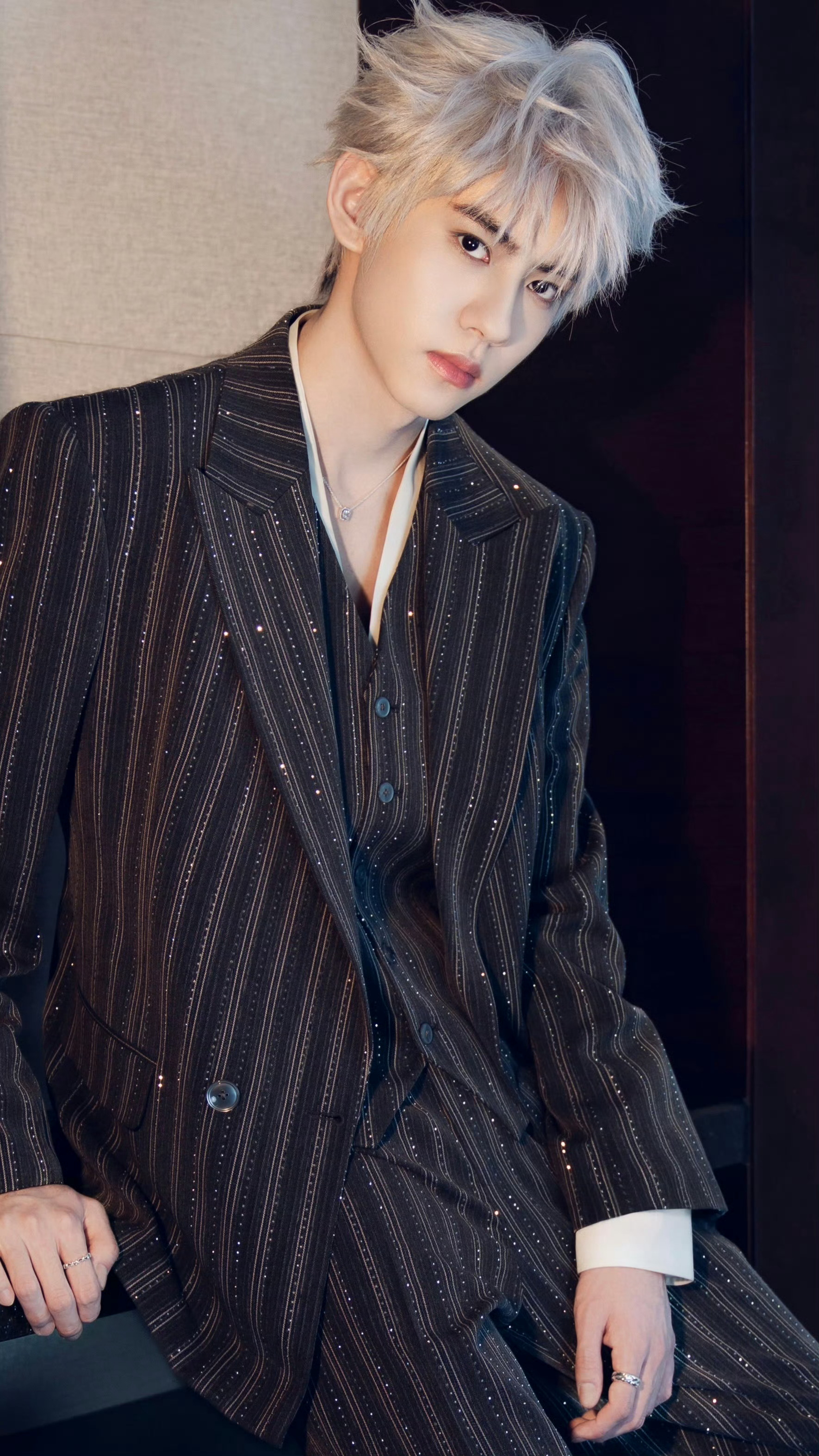 刘轩丞｜今日线下活动造型出图，上身条纹烫钻西服套装，佩戴Pandora饰品，配以