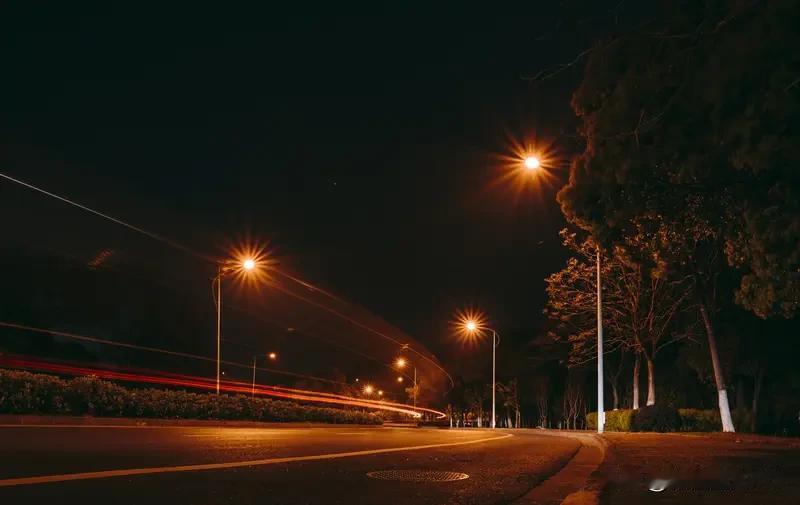能送给我一句处在低谷期激励的话吗低谷就像走夜路，别慌，抬头总能看见星星，你踩过的
