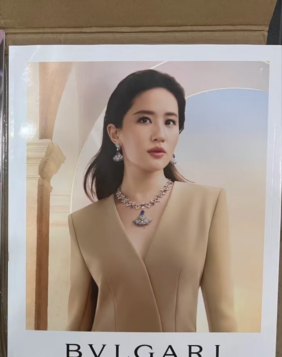 芭莎金九封底哈哈，其实去年LV和宝格丽都有推芭莎金九，这两个牌子和芭莎合作还是蛮