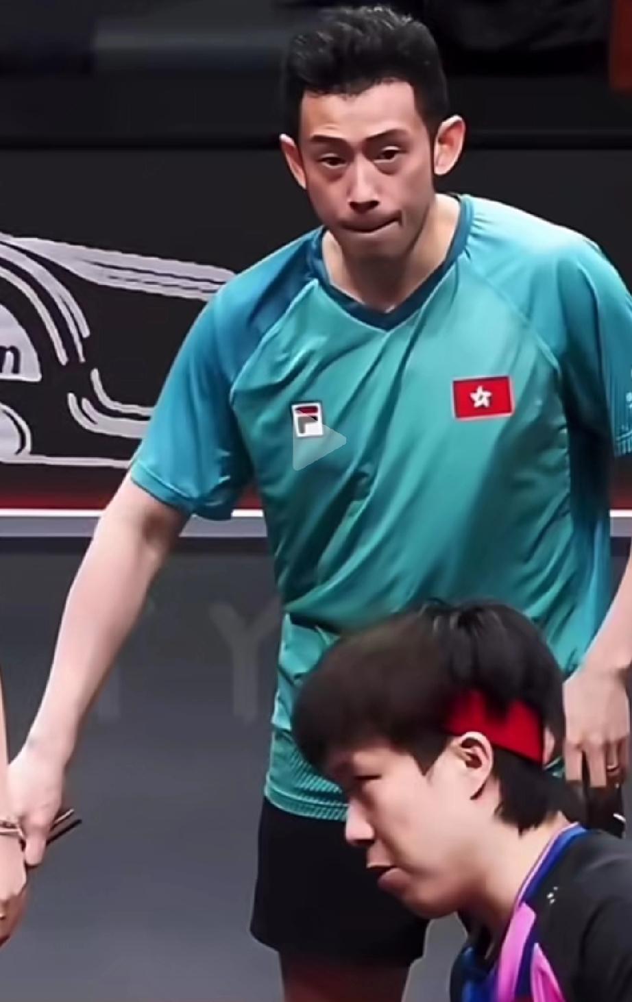 看着对面莎头商量对策，这边的香港组合，大圣一脸惊讶。
咋，就我俩这样的，你俩世一