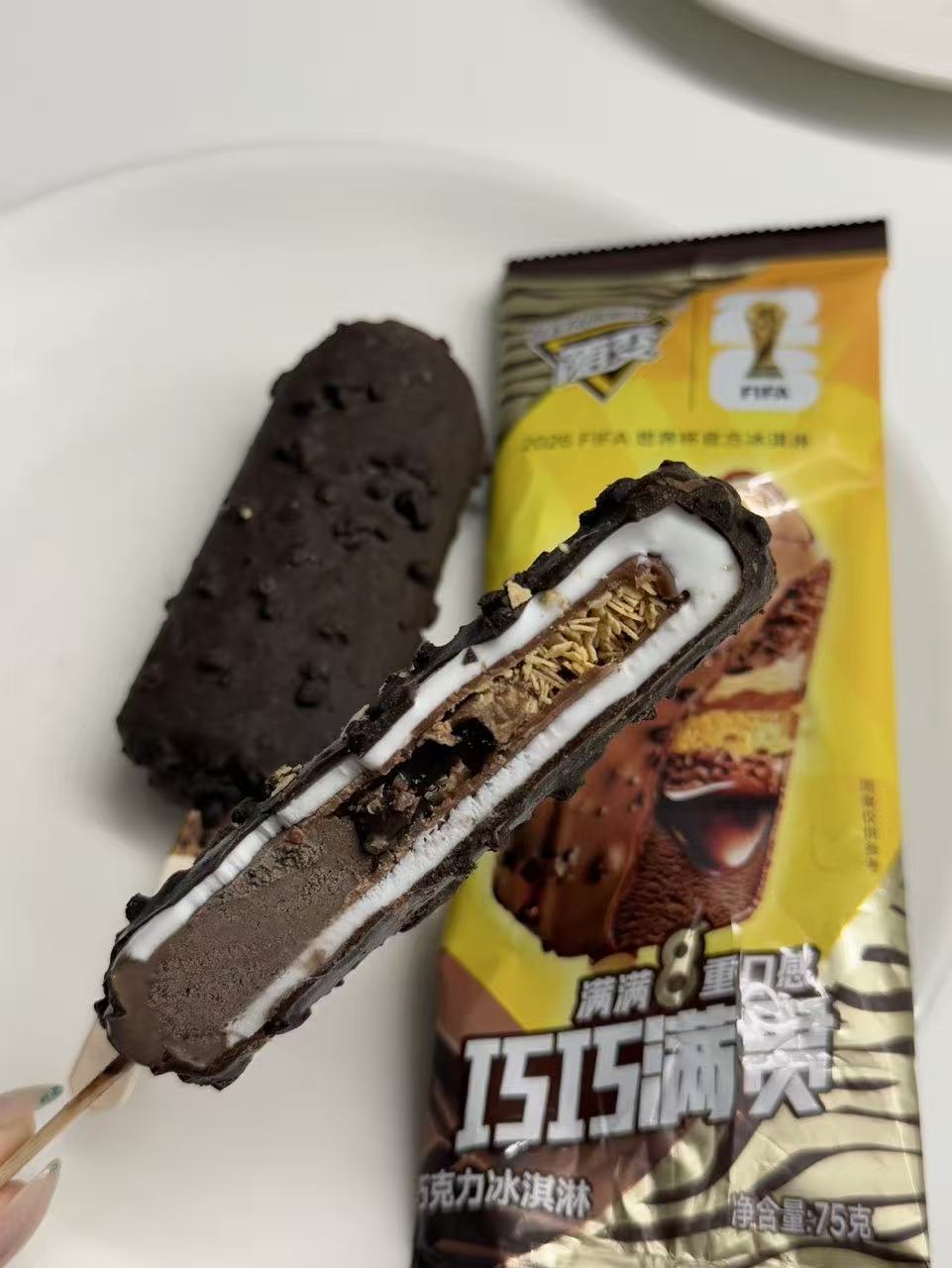 在新疆火焰山看世界杯是什么体验世界杯官方冰淇淋随变巧巧满贯拥有八重丰富口感，巧克