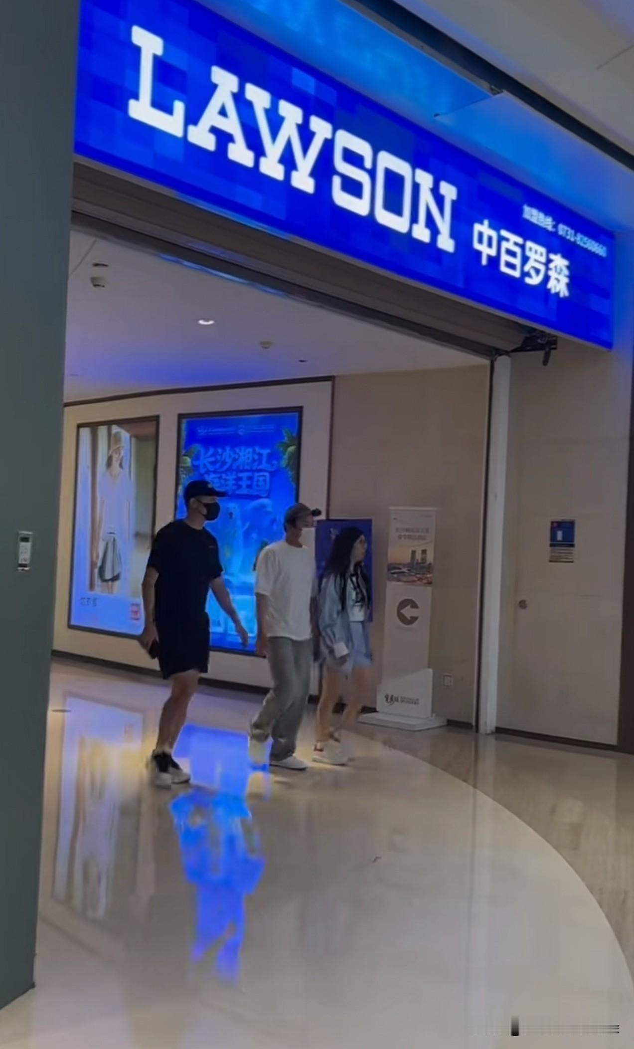 徐志胜也到长沙看许昕打球，
还是许昕开车接的他。
接到徐志胜后，
许昕又跟徐志胜
