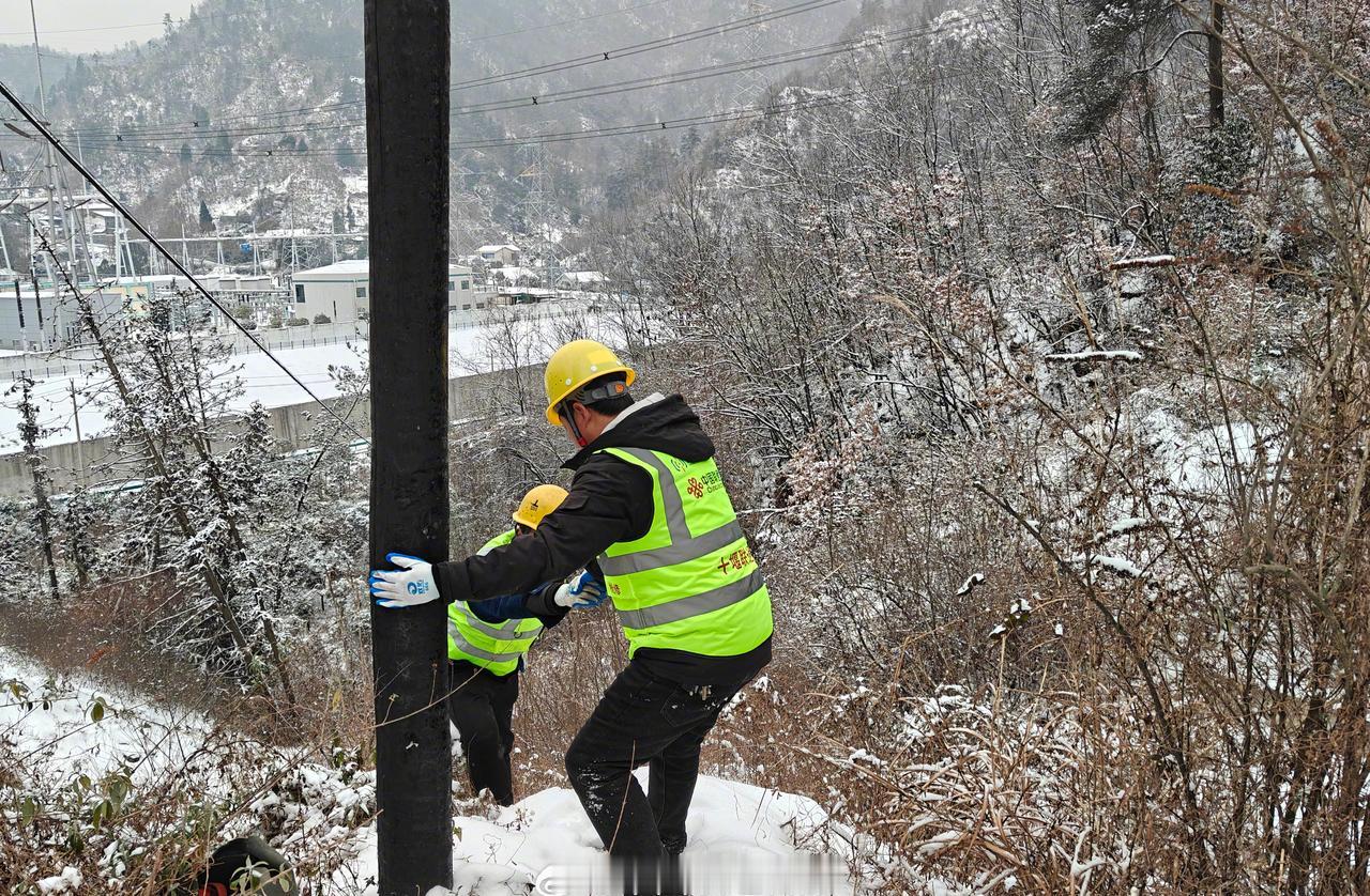 用心为客户 【闻雪而动破寒潮，抢修保畅护民生】近日，面对湖北省十堰市近日遭遇的强
