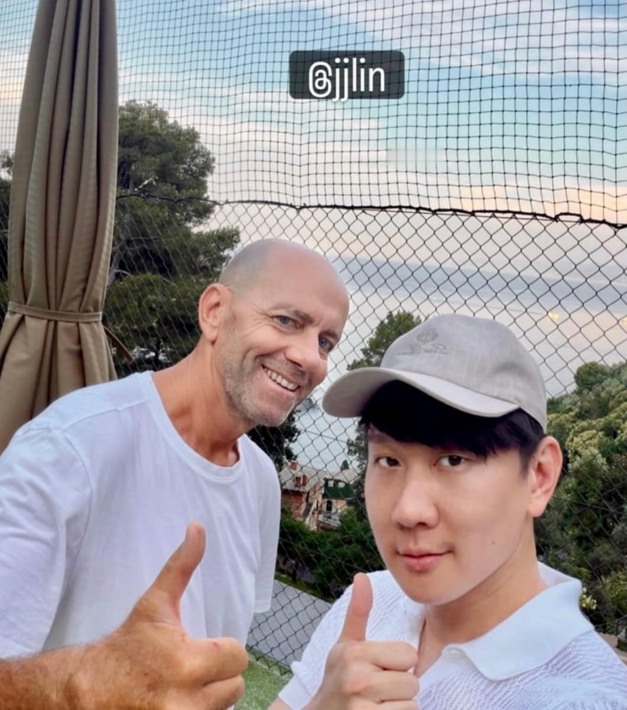 林俊杰  🌀  林俊杰jj20世界巡回演唱会 练网球的宝宝，和教练的合照🎾 