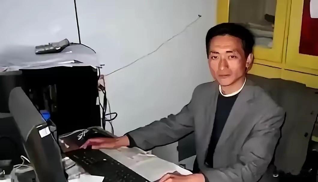 1992年，浙大高材生李红涛被警察逮捕，然而让所有人不敢相信的是，他竟然趁着警察