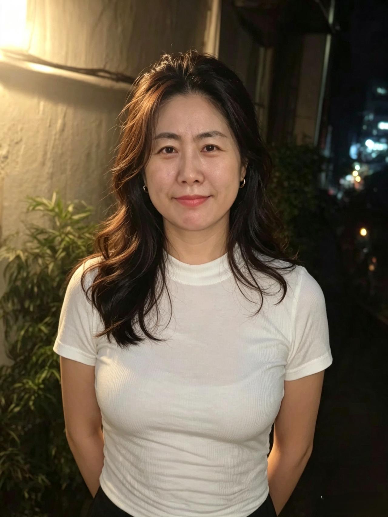 时光悄悄流过身旁
沉淀出从容温柔的模样
浅浅笑意落在脸庞
将日落后的清冷慢慢点亮