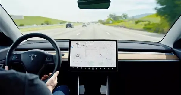 馬斯克承諾年底讓一半美國人坐上無人出租車，網友：先解決FSD再說