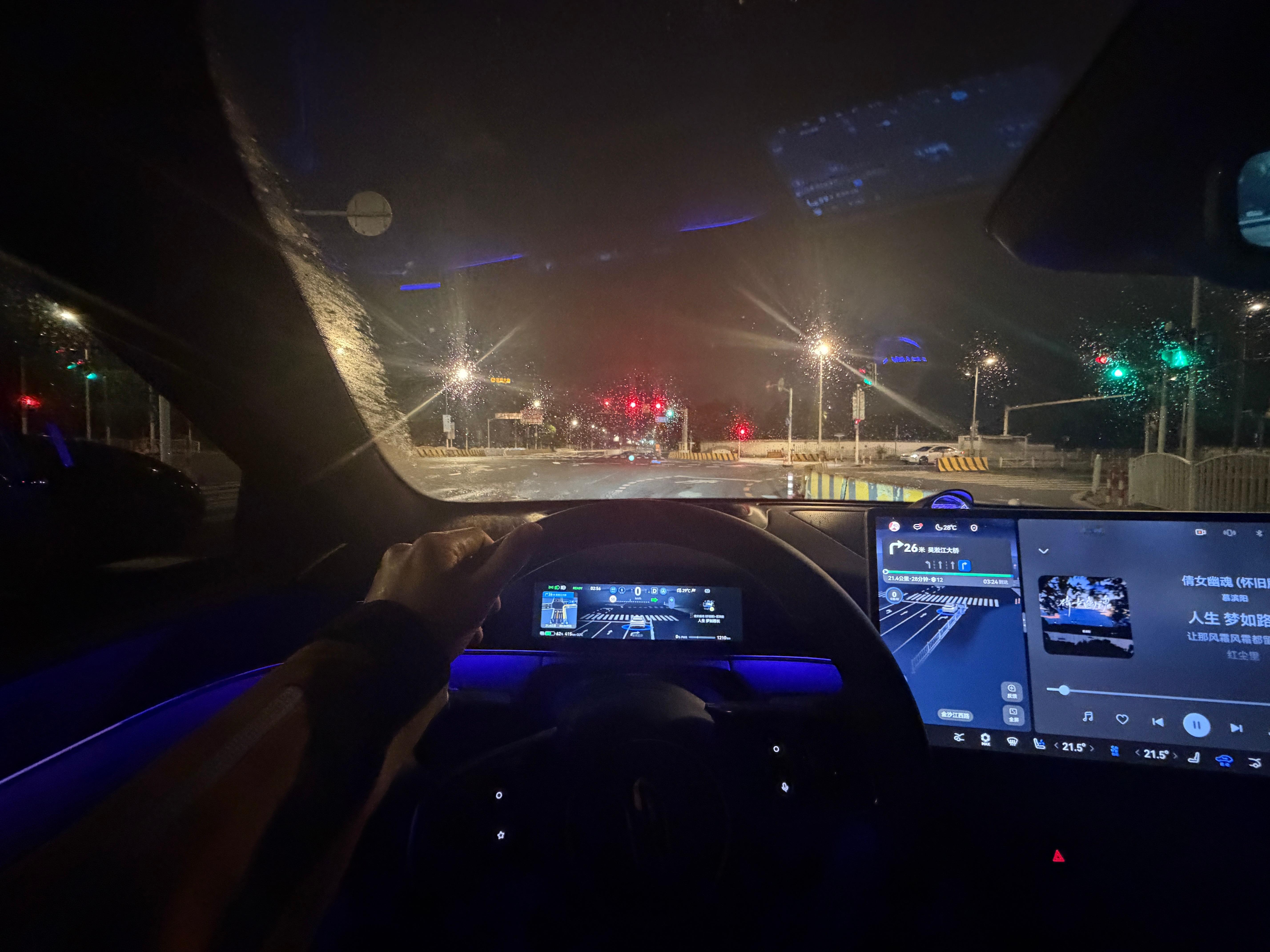 离谱，晚点了好多。钻进车里，开启 ADS5，想起了那句话：自己的车，到车里就等于
