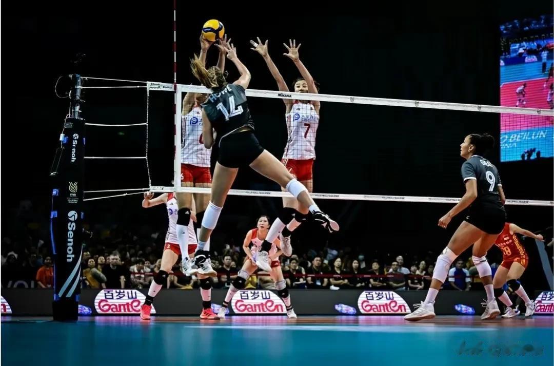 中国女排2-3负于加拿大，遭遇奥运预选赛首败。

中国女排与对手僵持的3局全都输