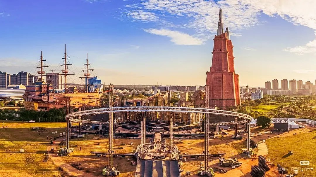 包游乐场开演唱会好梦幻啊是正在搭建的华晨宇海口乐园场演唱会！舞台跟乐园融为一体了